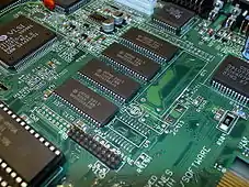 DRAM-Chips im DIP-GehäuseUniversal-Chip Budgie im PQFP-Gehäuse