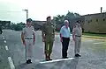 Amos Lapidot (rechts) neben Jitzchak Rabin 1984 auf dem Militärflugplatz Tel Nof