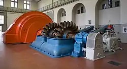 Einer der sechs stillgelegten Gruppen mit zwei Pelton-Turbinen und Einphasengenerator