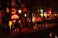 Rotlichtviertel de Wallen am Oudezijds Voorburgwal bei Nacht