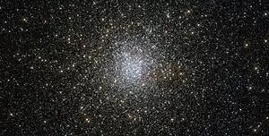 Hochaufgelöste Aufnahme des Kugelsternhaufens NGC 6139, erstellt mithilfe des Hubble-Weltraumteleskops