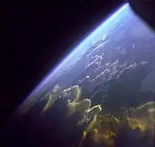 Sonnenuntergang auf der Erde aus dem Weltraum aufgenommen(untere linke Bildecke)