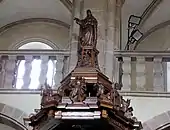 Schalldeckel mit vielen Figuren