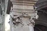 Kapitell mit männlichen Figuren
