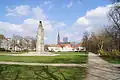 Blick vom Ostrand des Parks an der Walter-Korsing-Straße nach Norden zum Sowjetischen Ehrenmal, den Kießlingbauten und der Sankt-Gertraud-Kirche im Jahr 2016.