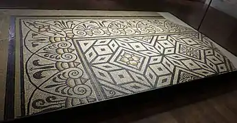 Polychromes Mosaik mit geometrisch-floralen Dekor, Ende des 2. Jahrhunderts.