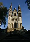 Diese Fassade verdankt ihre visuelle Lebhaf­tigkeit der Verwen­dung ungleicher Zahlen von Bögen.
