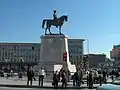 Heute steht die Statue neben einer verkehrsintensiven Kreuzung