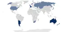 Karte der Welt mit den Grenzen von 1959. in einem dunklen Blau sind Argentinien, Australien, Chile, Frankreich, Großbritannien, Neuseeland und Norwegen gekennzeichnet. In einem hellen Blau sind Belgien, Japan, die Sowjetunion, Südafrika und die Vereinigten Staaten gekennzeichnet. Alle anderen Staaten sind grau gefärbt.