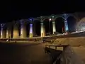 Farbige Beleuchtung der Brückenpfeiler bei Nacht
