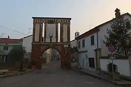 Das Stadttor von Piovera mit Kriegerdenkmal