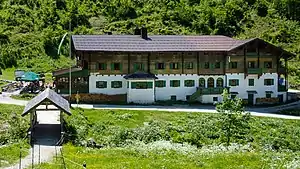 Das Anton-Karg-Haus im Frühling 2019.