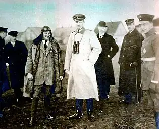 Großherzog Friedrich Franz IV. von Mecklenburg-Schwerin verleiht Fokker auf dem Flugplatz Schwerin-Görries das Mecklenburgische Verdienstkreuz