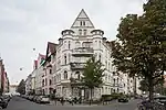 Gründerzeit-Eckdominante um 1900 mit ehemaligem Tante-Emma-Laden an der Ecke Asternstraße