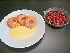 Apfelkiachl mit Zimt und Zucker, Vanillesoße und Kirschkompott