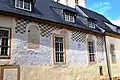 Südwand mit Wandbemalung und eingezeichneten früheren romanischen Fensteröffnungen