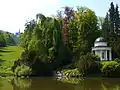 Apollo-Tempel (sog. Jussow-Tempel) am Fontänenteich; links im Hintergrund der Herkules
