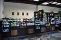 Apothekenregal mit Innenuhr