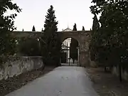 Das Klosterportal der Kartause zwischen den Pfeilern des Aquädukts Aqueduto de Água de Prata