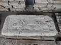 Reliefplatte von einem Grabmal mit einem Pferdewagen, der die Reise ins Jenseits symbolisiert
