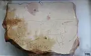 Römischer Ziegel (Tegula) mit den ersten Buchstaben des lateinischen Alphabets (Abecedarium)