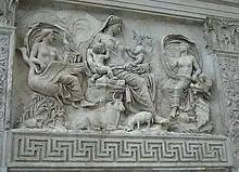 Allegorisches Relief: Tellus zwischen den Personifikationen der Land- und der Meerwinde (Ostseite, linke Schmalseite)