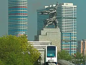 Seitliche Ansicht  (im Vordergrund ein Zug der Monorail Moskau)