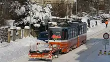 Ein KT4D mit Schnee­pflug räumt am 9. Feb­ruar 2021 in Jena nach hefti­gem Schnee­fall den Gleis­bereich in der Dorn­bur­ger Straße