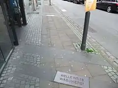 Markierungen im Straßenverlauf