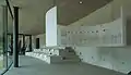 Auditorium mit fellgelegten Betonsitzen