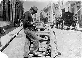 Scherenschleifer („Afi­la­dor“) mit Schleif­karren in Buenos Aires, 1870