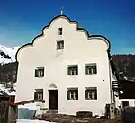 Haus Viletta mit mehrfach geschweiftem Sentergiebel