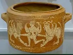 Urne mit geflügelter Figur