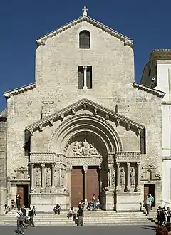 St. Trophime, Fassade