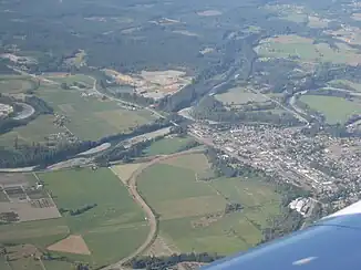 Eine kleine Stadt von land- und forstwirtschaftlich genutzten Flächen umgeben, durchzogen von Flüssen und Straßen.