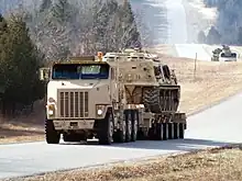 HET M1070 A0 Zugmaschiene mit M1000 Auflieger und M88 ARV als Nutzlast