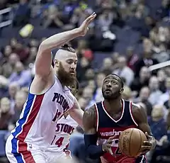 Aron Baynes (links) verteidigt John Wall (rechts)