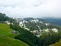Das von Fichtenwald umgebene Dorfzentrum