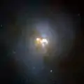 Infrarotaufnahme mithilfe des Hubble-weltraumteleskops, zwei Kerne treten hervor.