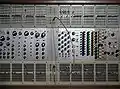 ARP 1027 Clocked Sequential Control Module (3rd&4th from right) und 1050 Mix-Sequenzer-Modul rechts daneben auf ARP 2500 (1970)