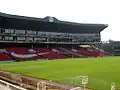Die Tribüne „Clock End“, mit darüberliegenden Logen- und Geschäftsräumen