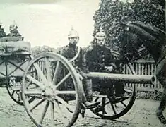 Geschützbedienung auf Protze und Geschütz (um 1900)