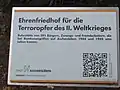 Sehr kleine Hinweistafel vor Ehrenfriedhof für deutsche und ausländische Bombenopfer