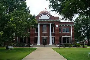 Little River County Courthouse in Ashdown (2018). Das 1907 im Stile des Neoklassizismus erbaute Courthouse ist seit September 1976 im NRHP eingetragen.
