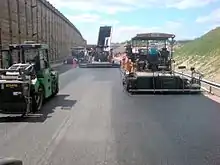 Asphaltierung der Fahrbahndecke auf der nördlichen Richtungsfahrbahn kurz vor dem neu gebauten Tunnel
