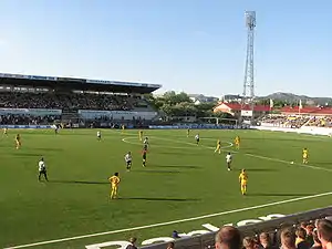 Spiel zwischen dem FK Bodø/Glimt und Sogndal Fotball im Juni 2007. Die alte Haupttribüne im Norden (links) und rechts die Osttribüne