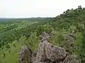 Blick Richtung S-W auf die Atakora-Kette (links) und Ausläufer südlich außerhalb des Pendjari-Nationalpark (Benin) in der Nähe vom Parkeingang in Batia.