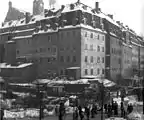 Das Haus Matthäikirchhof 8 mit vorgebautem Atelier, vom Töpferplatz aus gesehen (Fotografie von Hermann Walter, um 1900). Die barocke Bebauung des Matthäikirchhofs wurde 1909 abgerissen.