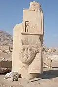 Hathorsäule im Pronaos (A)