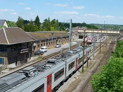 Im Bahnhof von Athus kreuzt ein belgischer „Désiro“ einen über Esch-sur-Alzette nach Luxemburg (Stadt) verkehrendem Luxemburger Alstom Coradia Duplex.